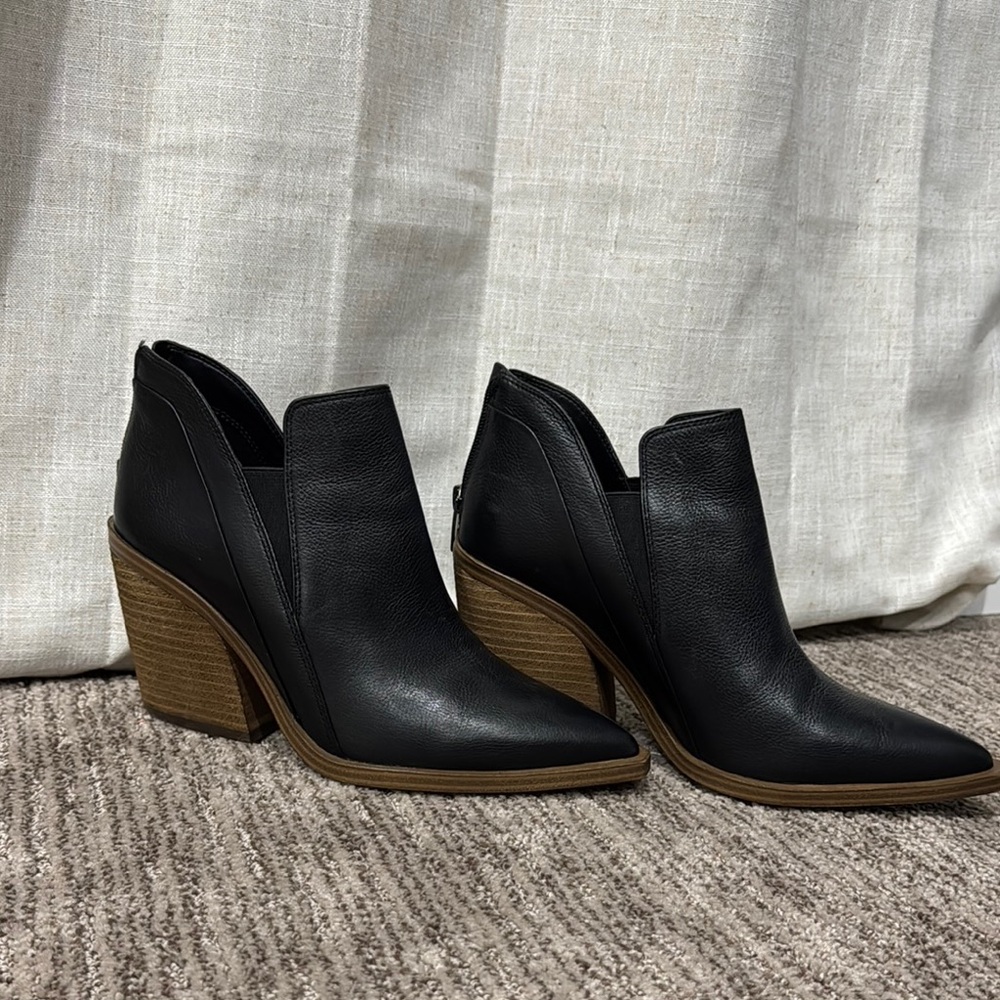 Vince Camuto Black Ankle Boots Sleek Leather Design - Picture 7 of 7